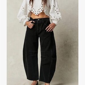 *brand new* Stylish Black Women's Barrel Jeans, black denim with stretch